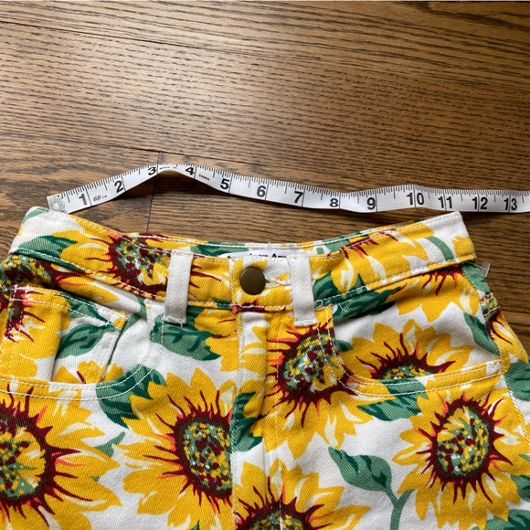Iconic American Apparel sunflower shorts (size 24/25) - Picture 6 of 11